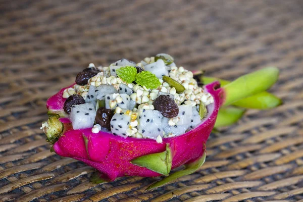 Ensalada de frutas tropicales frescas con trigo sarraceno verde y miel en piel de fruta de dragón - desayuno saludable, concepto de pérdida de peso. Tailandia — Foto de Stock
