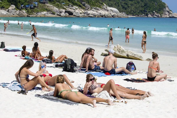 Les gens se reposent sur l'île de Koh Phangan en Thaïlande — Photo