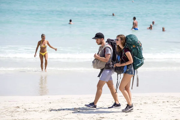 As pessoas descansam na ilha de Koh Phangan na Tailândia — Fotografia de Stock