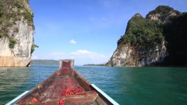 Bir tekne Seyahat Khao Sok Milli Parkı, Surat Thani, Tayland gölde içinde oturan görünümü.