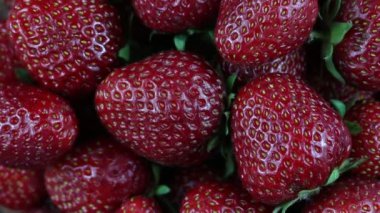 Taze, olgun, sulu çilek döndürün. Kırmızı çilek saat yönünde döndür. Yakın çekim