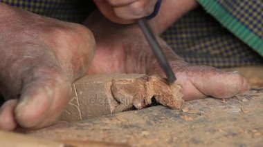 Birman adam turistler Bagan, Myanmar için ahşap Hatıra Eşyası yapıyoruz. Ahşap oyma geleneksel el sanatları Myanmar, Burma olduğunu
