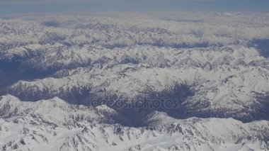 Tibet'te havadan izleme Himalaya dağ üzerinde uçmak. Uçak penceresinden görüntülemek
