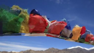 Bol renkli Budist dua bayrakları Shanti Stupa tapınağında. Leh, Ladakh, Hindistan