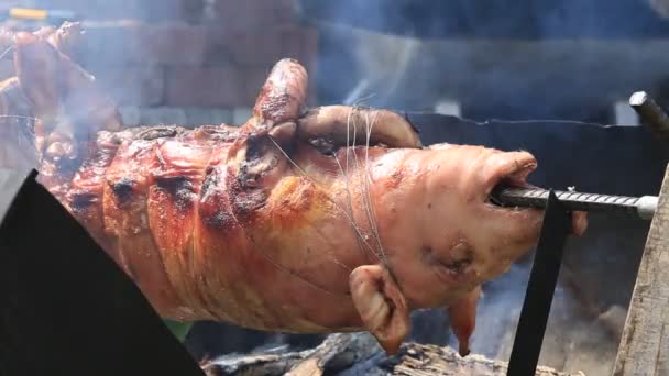 ピグレット パンガン島 タイの屋台市場でグリルした豚を焙煎します クローズ アップ — ストック動画