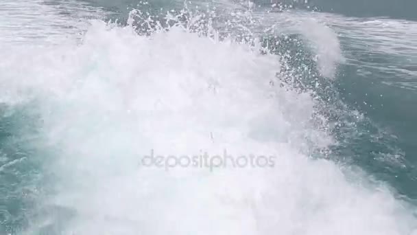 Modrý oceán mořská voda vlna s rychlou jachtu člunu probudit pěnové mytí vrtule. Detailní záběr
