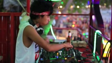 Koh Samui, Tayland - 01 Şubat 2018: Çocuk Dj karıştırma müzik dolunay parti adası Koh Samui, Tayland üzerinde oynarken beach Club