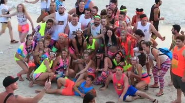 Koh Samui, Tayland - 01 Şubat 2018: Dolunay parti adası Koh Phangan, Tayland kızlar ve çocuklar katılmak. Olay şimdi her yerde yaklaşık 30.000 parti müdavimlerinin normal bir ay çekiyor