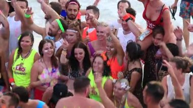 Koh Samui, Tayland - 01 Şubat 2018: Dolunay parti adası Koh Phangan, Tayland kızlar ve çocuklar katılmak. Olay şimdi her yerde yaklaşık 30.000 parti müdavimlerinin normal bir ay çekiyor