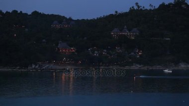 Tanga Nai Pan beach gece, Koh Samui, Tayland ve deniz su adlı. Koh Samui Adası turistler için en popüler yerlerinden biridir