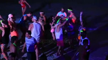 Koh Samui, Tayland - 01 Şubat 2018: Dolunay parti adası Koh Phangan, Tayland kızlar ve çocuklar katılmak. Olay şimdi her yerde yaklaşık 30.000 parti müdavimlerinin normal bir ay çekiyor