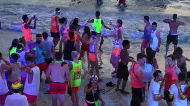 Koh Samui, Tayland - 01 Şubat 2018: Dolunay parti adası Koh Phangan, Tayland kızlar ve çocuklar katılmak. Olay şimdi her yerde yaklaşık 30.000 parti müdavimlerinin normal bir ay çekiyor