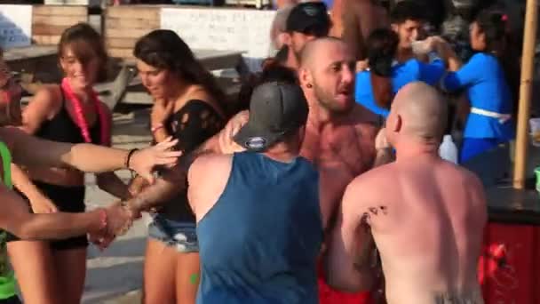 帕岸岛 2018年2月01日 女孩和男孩参加满月党在海岛帕岸 一个喝醉的人想打架 — 图库视频影像
