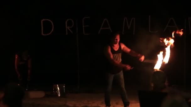 パンガン島 2018 ショー回転火驚くべき火ビーチで夜に 島のパンガン島タイでは 満月パーティーの前に — ストック動画