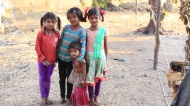 Mandu, Hindistan - 03 Şubat 2017: Bir Tanımlanamayan Hintli yoksul çocuk sokakta. Yoksulluk Hindistan önemli bir konudur