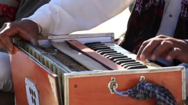 Geleneksel müzik aletleri harmonyum Jaisalmer kalede, Rajasthan, Hindistan iskambil görüntüsünü kapatmak