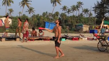 Arambol, Goa, Hindistan - 15 Şubat 2017: Kimliği belirsiz hokkabazlık denize yakın sahilde günbatımı sırasında. Goa devlet Arambol plaj. Hindistan