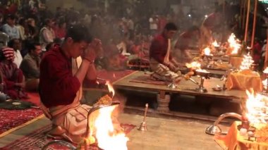 Varanasi, Hindistan - 25 Ocak 2017: Tanımlanamayan Hindu rahip, dini Ganga Aarti tören, yangın puja, Varanasi Dashashwamedh Ghat, Uttar Pradesh, Hindistan