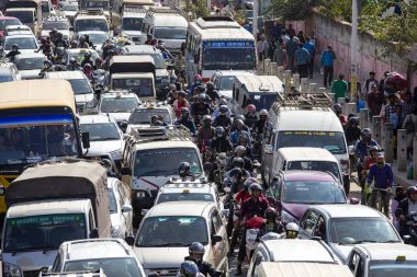 Katmandu, Nepal gündüz üzerinde trafik sıkışıklığı görünümünü. Şehirde trafik reçel yol kalabalık