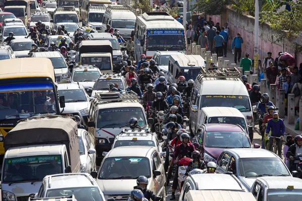 Vista del atasco de tráfico durante el día en Katmandú, Nepal. carretera atasco de tráfico lleno de gente en la ciudad — Foto de Stock