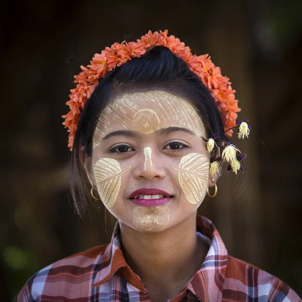 Barmské mladá dívka s thanaka vložit na její tvář v Mandalay, Barmě, Myanmar — Stock fotografie