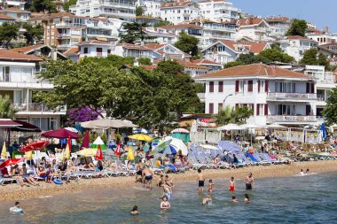 Yol boyunca Istanbul - Buyukada çalışır feribotuna görüntüleyin. Mimari ve turistlere Adası Kınalıada, Prens Adaları, Türkiye
