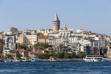 Istanbul, Türkiye'de Haliç üzerinden Ortaçağ Simgesel Yapı kule Beyoğlu İlçe tarihi mimarisi ve Galata