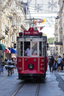 Istanbul, Türkiye'de yoğun bir Istiklal Caddesi boyunca Retro tramvay taşır