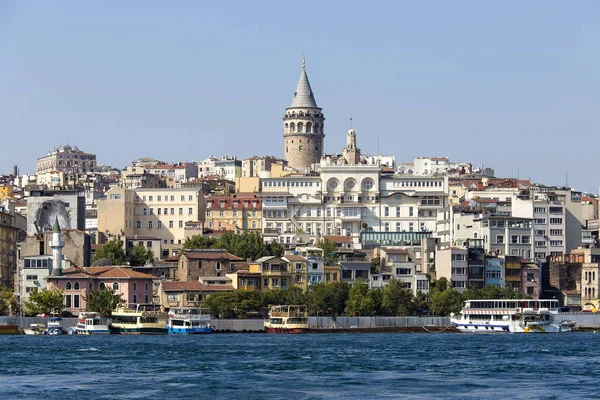 Arquitetura histórica do distrito de Beyoglu e monumento medieval da torre de Galata sobre o Corno de Ouro em Istambul, Turquia — Fotografia de Stock