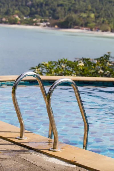 Swimming pool near the sea in island Koh Phangan, Thailand — Stock Photo, Image