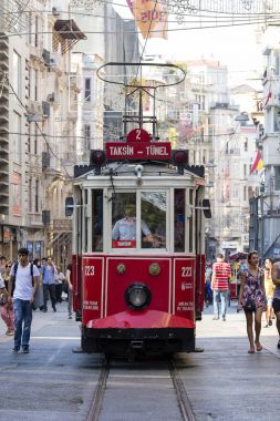 Istanbul, Türkiye'de yoğun bir Istiklal Caddesi boyunca Retro tramvay taşır
