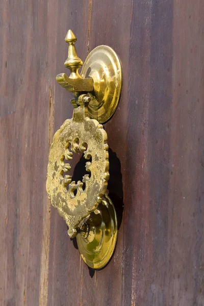 금속 문 고리, 터키와 나무로 되는 문 — 스톡 사진