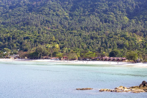 Playa de arena tropical, palmeras de coco y agua de mar en la isla Koh Phangan, Tailandia —  Fotos de Stock