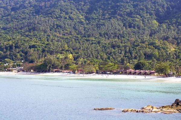 Spiaggia di sabbia tropicale, palme da cocco e acqua di mare nell'isola di Koh Phangan, Thailandia — Foto Stock