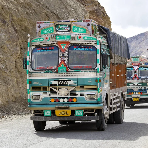 Caminhão na alta altitude Srinagar - Leh estrada no vale de Lamayuru, estado de Ladakh, Himalaia indiano, norte da Índia — Fotografia de Stock