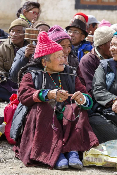 Mistik maskesi Lamayuru Gompa, Ladakh, Kuzey Hindistan, Yuru Kabgyat Budist festivalin zamanında Tsam gizem dans dans sırasında Budist yaşlı insanlar