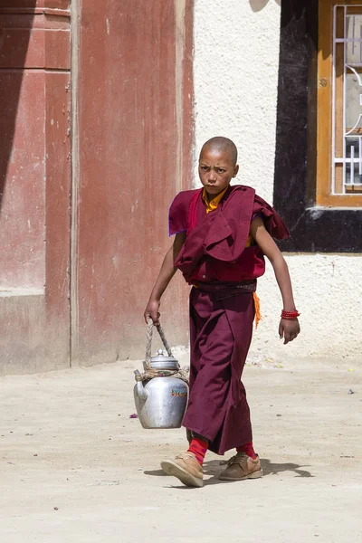 Monje joven budista durante el misterio de Tsam en tiempo del festival Yuru Kabgyat en Lamayuru Gompa, Ladakh, India del Norte — Foto de Stock