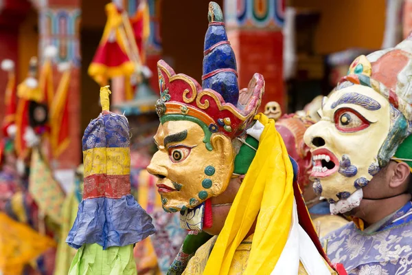 Buddhistických lamů oblečený v mystické masky tančí tanec tajemství Tsam v době Yuru Kabgyat buddhistický festival v Lamayuru Gompa, Ladakh, severní Indie — Stock fotografie