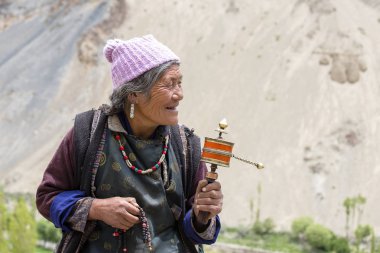 Mistik maskesi Lamayuru Gompa, Ladakh, Kuzey Hindistan, Yuru Kabgyat Budist festivalin zamanında Tsam gizem dans dans sırasında Budist yaşlı kadın