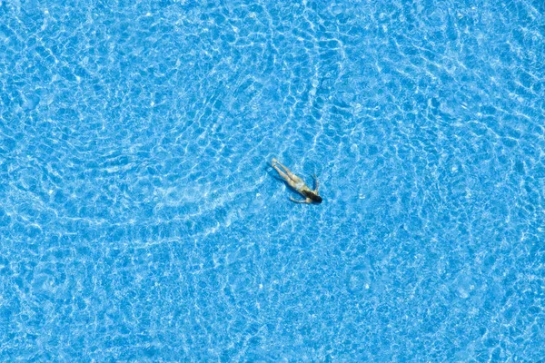 Niña nadando en la piscina del hotel. Vista superior —  Fotos de Stock