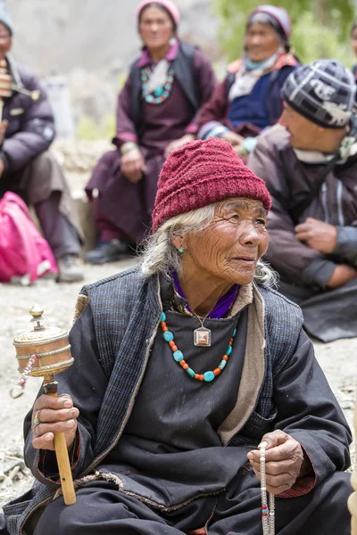 Buddhist old woman during mystical mask dancing Tsam mystery dance in time of Yuru Kabgyat Buddhist festival at Lamayuru Gompa, Ladakh, North India — Stock Photo, Image