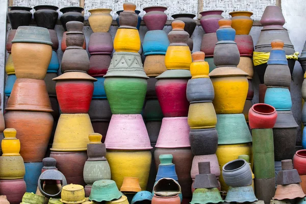 Pentole di argilla colorate a terra. Mercato turistico dell'arte e dell'artigianato. Ubud nell "isola di Bali, Indonesia — Foto Stock