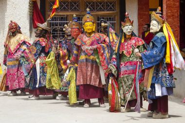 Budist lamas mistik maskeli Lamayuru Gompa, Ladakh, Kuzey Hindistan, Yuru Kabgyat Budist festivalin zamanında Tsam gizem dans dans giymiş