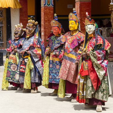Budist lamas mistik maskeli Lamayuru Gompa, Ladakh, Kuzey Hindistan, Yuru Kabgyat Budist festivalin zamanında Tsam gizem dans dans giymiş