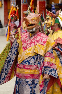 Budist lamas mistik maskeli Lamayuru Gompa, Ladakh, Kuzey Hindistan, Yuru Kabgyat Budist festivalin zamanında Tsam gizem dans dans giymiş