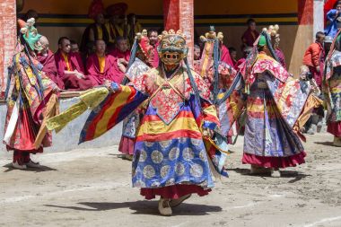 Budist lamas mistik maskeli Lamayuru Gompa, Ladakh, Kuzey Hindistan, Yuru Kabgyat Budist festivalin zamanında Tsam gizem dans dans giymiş