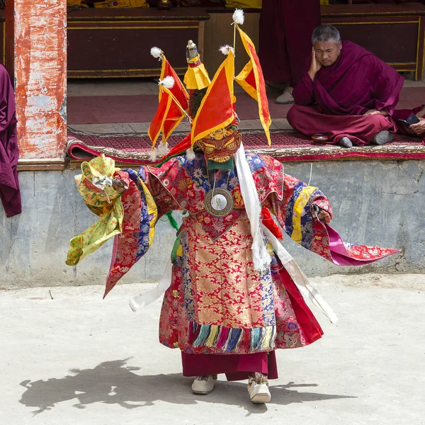 Βουδιστής Λάμα ντυμένος με μυστικιστική μάσκα χορό Tsam μυστηρίου χορού στο χρόνο βουδιστικό Kabgyat Yuru Φεστιβάλ στη Βόρεια Ινδία Lamayuru δημόσιο κτίριο, Ladakh, — Φωτογραφία Αρχείου