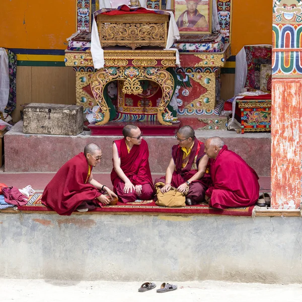 Буддийский монах во время танцев в мистической маске Цам Танец мистики во время буддийского фестиваля Юру Кабгьят в Ламаюру Гомпа, Ладакх, Северная Индия — стоковое фото