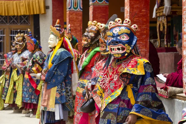 Buddhist lamas dressed in mystical mask dancing Tsam mystery dance in time of Yuru Kabgyat Buddhist festival at Lamayuru Gompa, Ladakh, North India — Stock Photo, Image