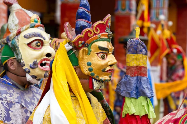 Lamas budistas vestidos con máscaras místicas bailando Tsam danza misteriosa en tiempo del festival budista Yuru Kabgyat en Lamayuru Gompa, Ladakh, India del Norte —  Fotos de Stock